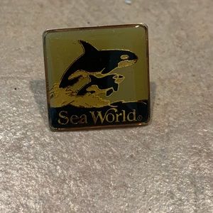 Vintage 1980s Sea World 🐳🐋🐬 pin